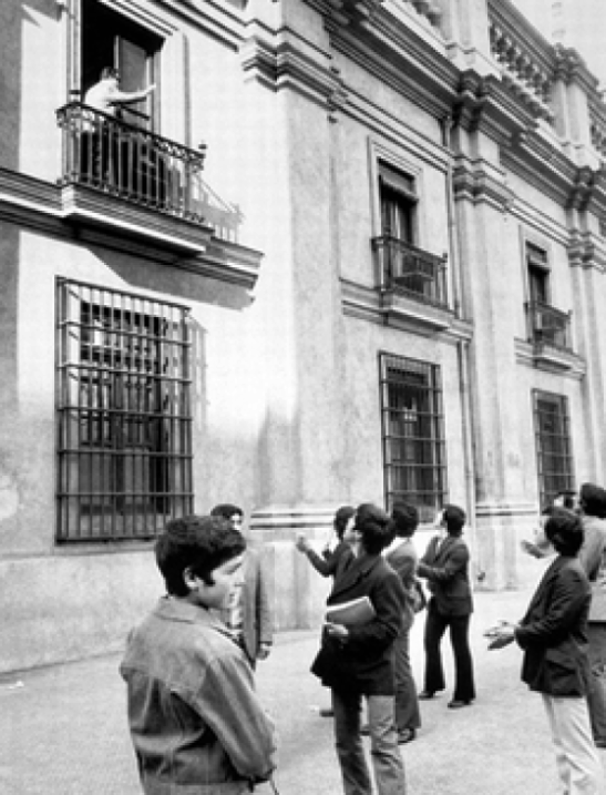 Am frühen Morgen des 11. September 1973: Allende auf dem Balkon des Präsidentenpalastes La Moneda