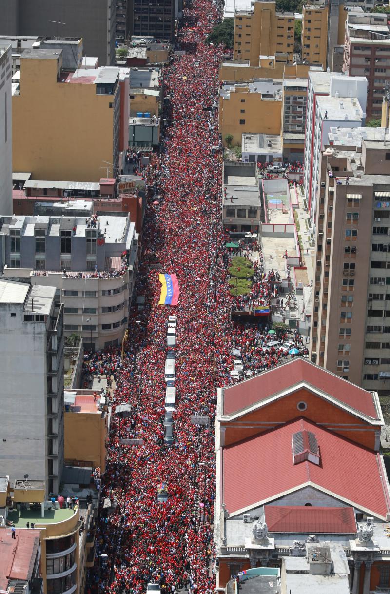 Anhänger des Präsidenten füllen die Straßen von Caracas