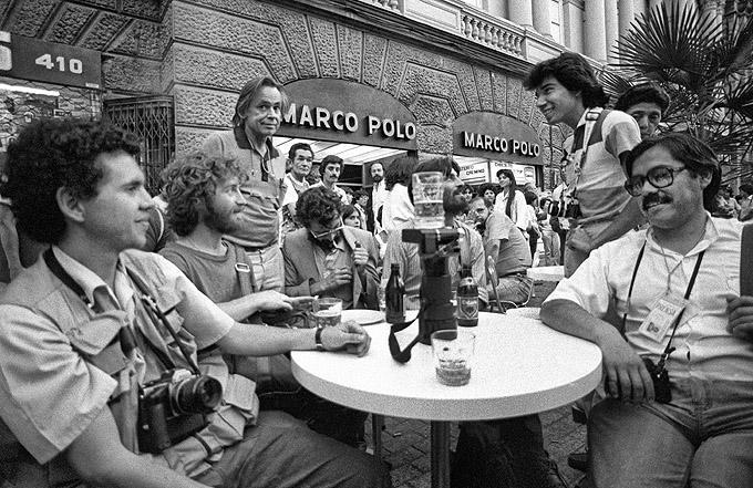 Fotografen machen eine Pause nach einer Demonstration gegen die Diktatur in Santiago am 16. Februar 1986