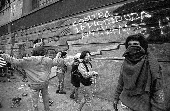 Die Kulturbrigade "Ramona Parra" malt ein Wandbild während einer Demonstration für ein NEIN bei Pinochets Plebiszit in Santiago am 1. Oktober 1988
