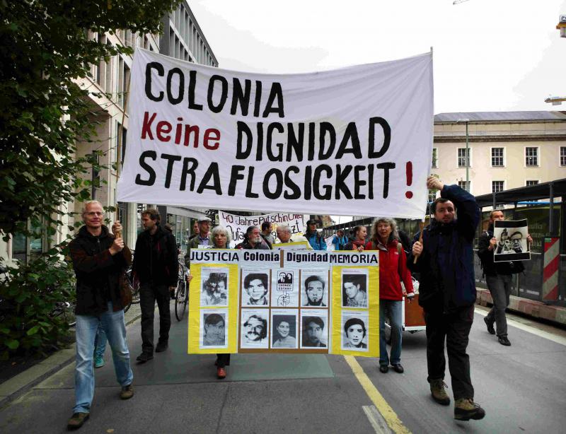 Demonstrationszug gegen die Straflosigkeit vor dem Auswärtigen Amt in Berlin