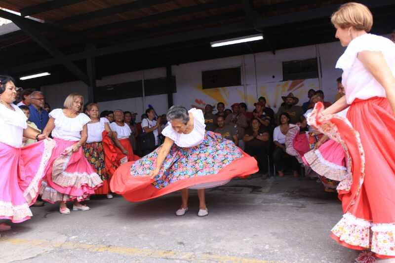 Aufführung der Tanzgruppe des Großmütter-Clubs der sozialistischen Kommune Ataroa