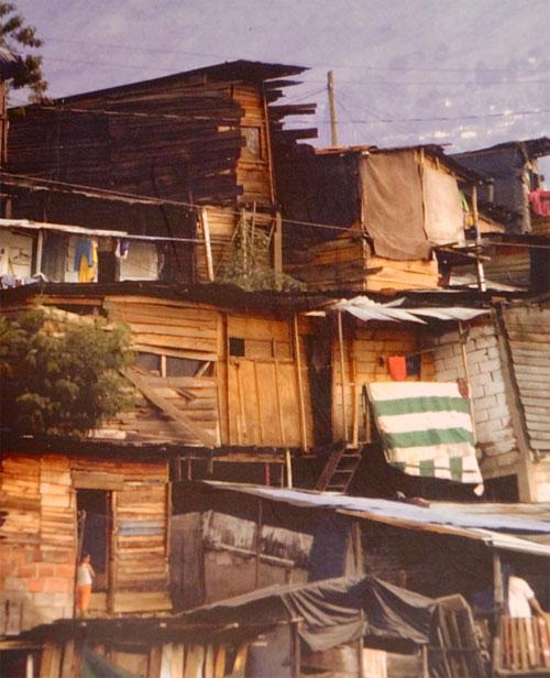 Gebäude in der Comuna 13 in Medellín