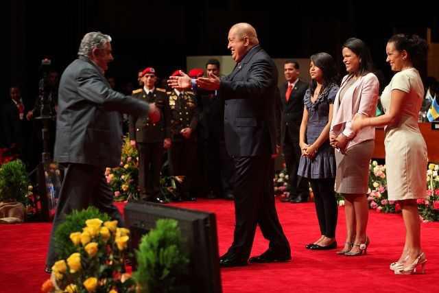 Hugo Chavéz begrüßt Uruguays Präsident Mujica beim Gründungstreffen der Gemeinschaft Lateinamerikanischer und Karibischer Staaten (CELAC) am 2.Dezember 2011 in Caracas. Auch dieses Integrations-Bündnis geht vor allem auf die Initiative von Hugo Chávez zurück.
