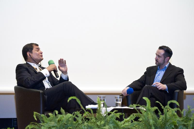 Rafael Correa im Gespräch mit Moderator Harald Neuber, Redakteur des Lateinamerika-Portals amerika21.de