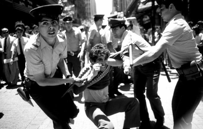 Ein Fischer, Mitglied der Fischer-Union von San Antonio, wurde bei einer Demonstration in Santiago von der Polizei verhaftet (1985)