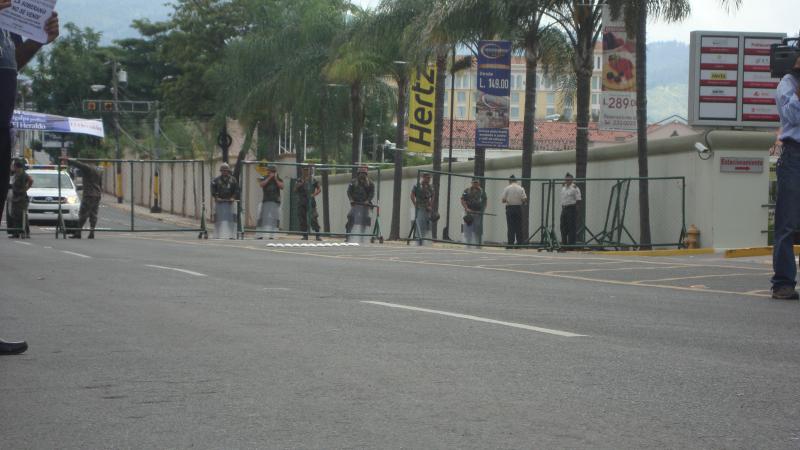 Soldaten versperren die Straße bei einer Kundgebung in Tegucigalpa