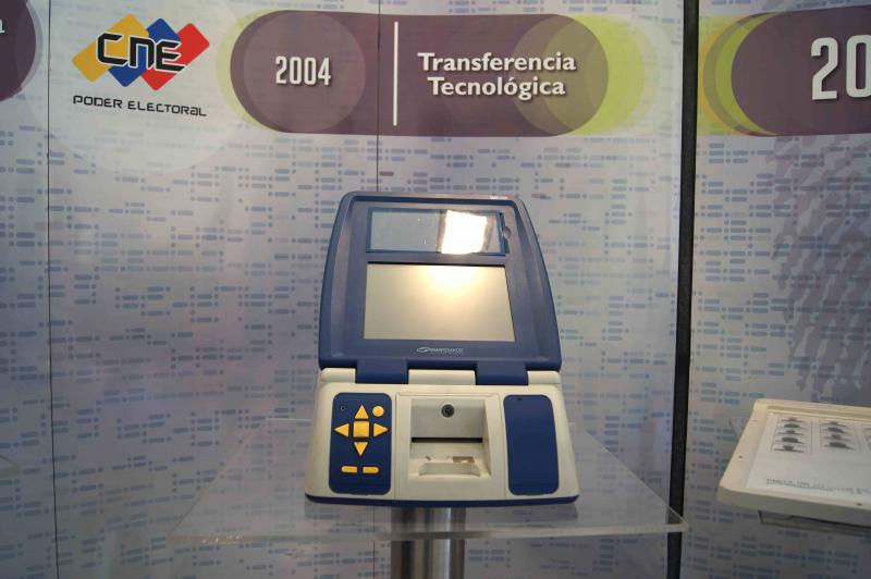 Seit dem Jahr 2004 befindet sich die Firma Smartmatic, welche die Computer herstellt, mehrheitlich im Besitz des venezolanischen Staates. In den vergangenen 15 Jahren wurden sowohl die Computertechnik als auch der Wahlablauf in enger Absprache mit Vertretern der Opposition und internationalen Wahlbegleitern mehrfach überarbeitet. Seit dem Jahr 2004 befindet sich die Firma Smartmatic, welche die Computer herstellt, mehrheitlich im Besitz des venezolanischen Staates. In den vergangenen 15 Jahren wurden sowohl die Computertechnik als auch der Wahlablauf in enger Absprache mit Vertretern der Opposition und internationalen Wahlbegleitern mehrfach überarbeitet.