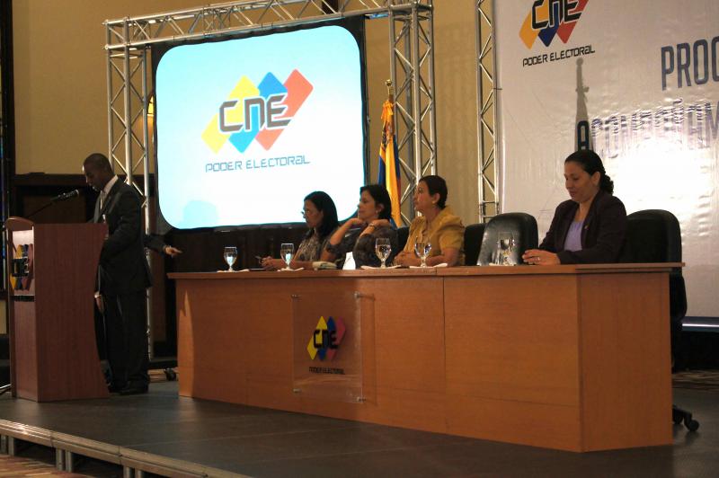 Alle Wahlen werden in Venezuela vom Nationalen Wahlrat (CNE) durchgeführt. Mit der neuen Verfassung von 1999 wurde er den drei Gewalten des bürgerlichen Rechtssystems (Legislative, Judikative und Exekutive) als "Poder Electoral" (Wahlgewalt) gleichgestellt. Jeder Bürger kann sich für die Mitarbeit bewerben. Die fünf Direktoren des Wahlrates, hier im Bild die amtierenden Direktorinnen, werden vom Parlament gewählt. Sie dürfen keiner politischen Partei angehören. Alle Wahlen werden in Venezuela vom Nationalen Wahlrat (CNE) durchgeführt. Mit der neuen Verfassung von 1999 wurde er den drei Gewalten des bürgerlichen Rechtssystems (Legislative, Judikative und Exekutive) als "Poder Electoral" (Wahlgewalt) gleichgestellt. Jeder Bürger kann sich für die Mitarbeit bewerben. Die fünf Direktoren des Wahlrates, hier im Bild die amtierenden Direktorinnen, werden vom Parlament gewählt. Sie dürfen keiner politischen Partei angehören.