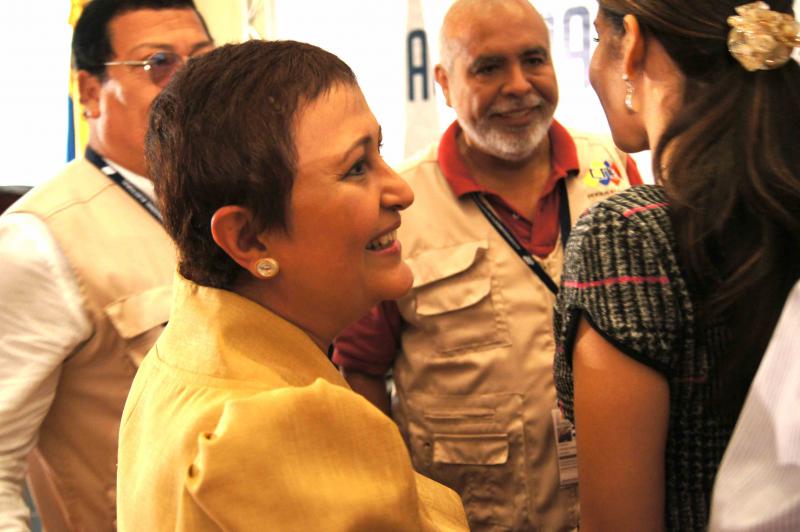 Das Direktorium wählt den Präsidenten des Wahlrates, hier die amtierende Präsidentin, Tibisay Lucena im Gespräch mit Wahlbegleitern. Seit 1998 organisierte der CNE mit 18 landesweiten Wahlgängen (Präsidentschafts-, Regional- und Kommunalwahlen sowie Referenden) mehr Wahlen als zuvor in 40 Jahren repräsentativer Demokratie stattfanden. Außerdem führt er parteiinterne Vorwahlen und Gewerkschaftswahlen durch. Das Direktorium wählt den Präsidenten des Wahlrates, hier die amtierende Präsidentin, Tibisay Lucena im Gespräch mit Wahlbegleitern. Seit 1998 organisierte der CNE mit 18 landesweiten Wahlgängen (Präsidentschafts-, Regional- und Kommunalwahlen sowie Referenden) mehr Wahlen als zuvor in 40 Jahren repräsentativer Demokratie stattfanden. Außerdem führt er parteiinterne Vorwahlen und Gewerkschaftswahlen durch.