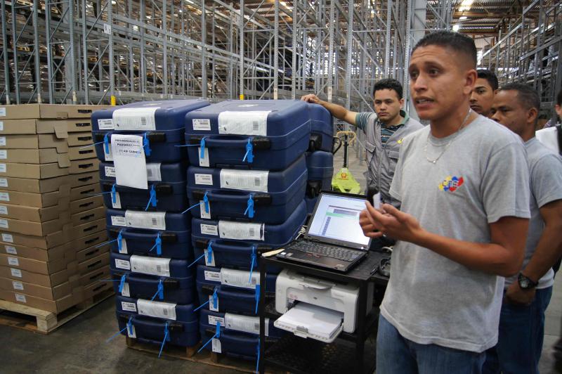 Die Geräte werden in der Nacht von Donnerstag auf Freitag vor der Wahl verschickt. Ab diesem Zeitpunkt gilt in Venezuela das "Ley Seca": Der Ausschank von Alkohol ist verboten. Ebenso darf in diesem Zeitraum keine Wahlwerbung gemacht werden und die Veröffentlichung von Prognosen ist verboten. Die Außengrenzen auf dem Landweg werden geschlossen. Die Geräte werden in der Nacht von Donnerstag auf Freitag vor der Wahl verschickt. Ab diesem Zeitpunkt gilt in Venezuela das "Ley Seca": Der Ausschank von Alkohol ist verboten. Ebenso darf in diesem Zeitraum keine Wahlwerbung gemacht werden und die Veröffentlichung von Prognosen ist verboten. Die Außengrenzen auf dem Landweg werden geschlossen.