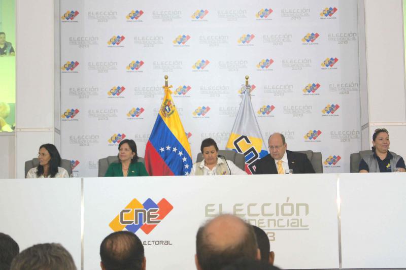 Gegen 22 Uhr trat das Direktorium des Nationalen Wahlrates vor die Presse und verkündete das vorläufige Endergebnis: Nicolás Maduro erhielt demnach 7.505.338 Stimmen und Henrique Capriles 7.270.403 Stimmen. Die Differenz beträgt zu diesem Zeitpunkt 234.935 abgegebene Stimmen. Tibisay Lucena erklärte, sie habe bereits lange mit beiden Kandidaten telefoniert und appellierte an alle Parteien, das knappe aber unumkehrbare Ergebnis anzuerkennen.