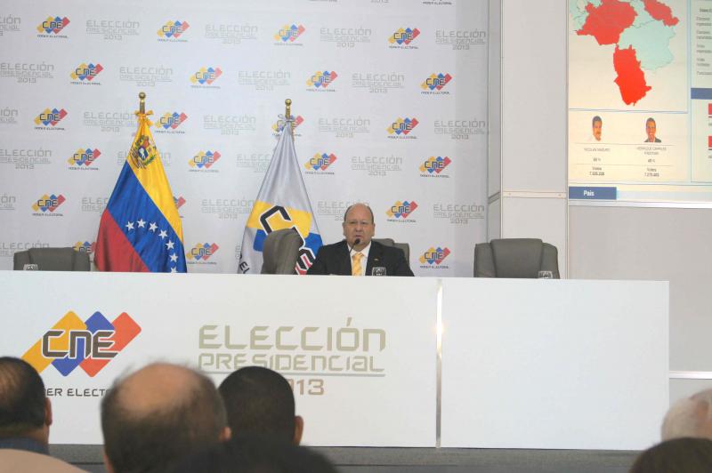 Nachdem die vier Direktorinnen des CNE sich von den Stühlen erhoben hatten, begann Vicente Diáz, von dem bekannt ist, dass er der Opposition nahe steht, eine eigene Erklärung zu verlesen. Darin kündigte er an, dass die Opposition angesichts des knappen Ergebnisses einen Anspruch darauf habe, dass 100 Prozent der Belege nachgezählt werden. Auf diese Erklärung bezog sich am nächsten Tag Henrique Capriles, als er zu Straßenprotesten gegen den CNE aufrief.