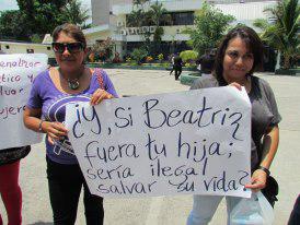 Protest von Frauenrechtlerinnen in El Salvador: "Wäre Beatriz Deine Tochter - wäre es auch dann illegal, ihr Leben zu retten?"