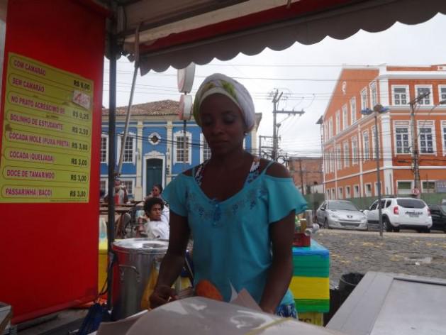 Eine junge Mulattin verkauft "Acarajé", ein für die nordostbrasilianische Stadt Salvador de Bahía typisches Sandwich