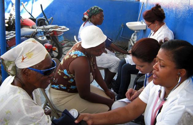 Vielen haitianischen Frauen wird zum ersten Mal der Blutdruck gemessen. Hier eine kubanische Ärztebrigade in einem mobilen medizinischen Versorgungsposten auf dem Salomon-Markt in Port-au-Prince.