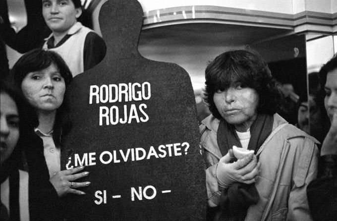 Demonstration für Menschenrechte in Santiago am 8. September 1988 mit Carmen Gloria Quintana (rechts).
Carmen Gloria Quintana und der Fotograf Rodrigo Rojas Denegri wurden am 2. Juli 1986 nach ihrer Festnahme von einer Militärpatrouille in Brand gesteckt. Rodrigo Rojas starb an den Folgen seiner Brandverletzungen