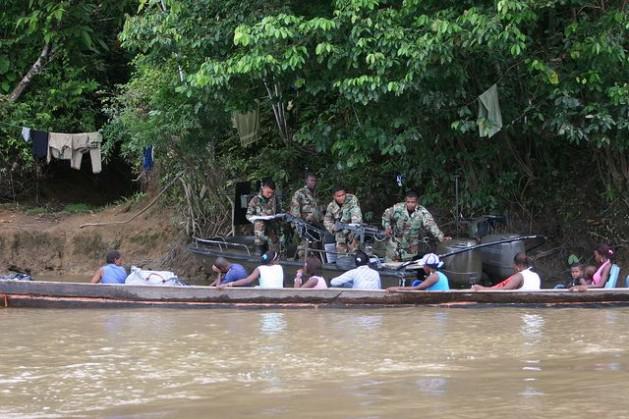 Militärcheckpoint am Atrado-Fluss im Nordosten Kolumbiens