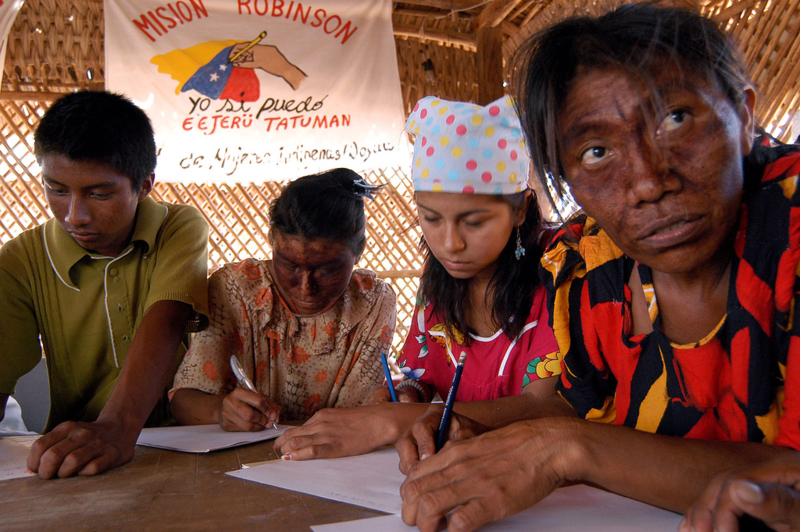 Wayuu-Indigene in Venezuela nehmen an der Misión Robinson teil