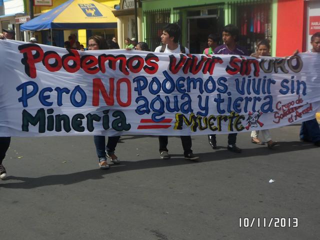 Transparent bei der Demonstration am Donnerstag: "Wir können ohne Gold leben - aber nicht ohne Wasser und Land"