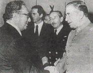 Kissinger (links) trifft vier Tage nach dem Putsch in Chile am 15. September 1973 den Diktator Pinochet
