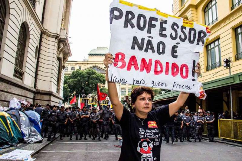 Protesierende Lehrerin in Rio de Janeiro