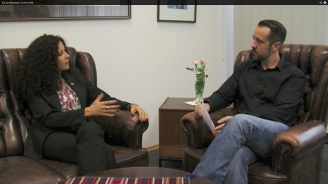 Boliviens Botschafterin Elisabeth Salguero und Weltnetz.tv-Redakteur Harald Neuber