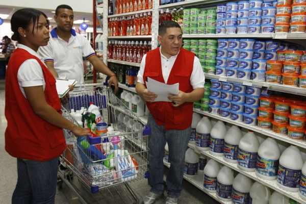 Preiskontrollen in einem Supermarkt durch die Nationale Aufsichtsbehörde für Kosten und Preise, Sundecop