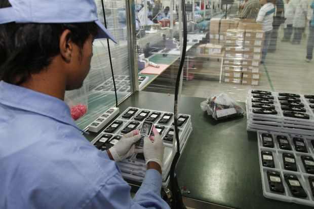 In Venezuela beträgt die Arbeitslosigkeit 6,4 Prozent. Neue Arbeitsplätze wurden auch durch den Aufbau staatlicher Betriebe geschaffen, wie hier zur Produktion von Mobiltelefonen