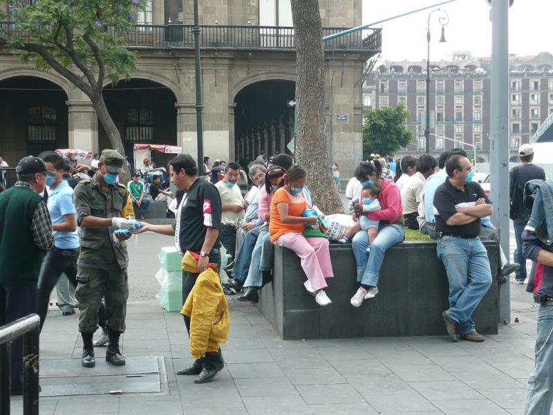 Soldat verteilt Mundschutzmasken in Mexiko-Stadt