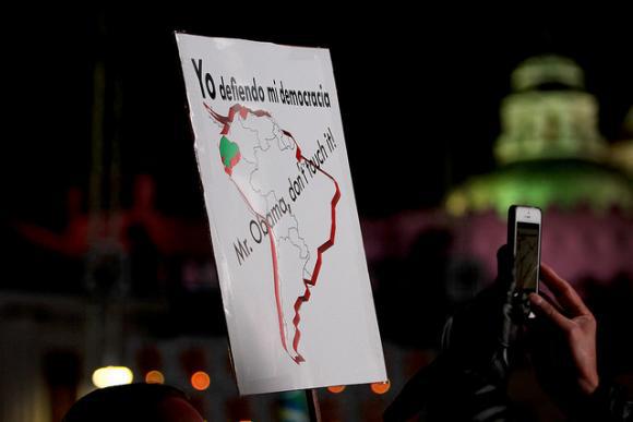 Plakat: "Ich verteidige meine Demokratie – Fassen Sie sie nicht an, Herr Obama". Eine Anspielung auf politische Spannungen zwischen der linksgerichteten Regierung Ecuadors und den USA