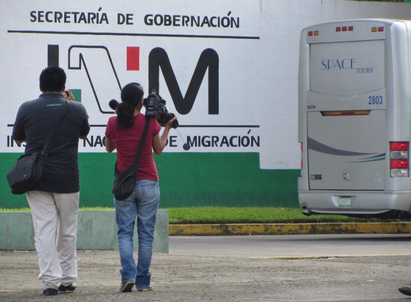 Euphemismus: Busse des Unternehmens "Space Tours" führen die "Sichere und geordnete Rückführung" mittelamerikanischer Migranten und Flüchtlinge von der "Migrationsstation 21. Jahrhundert" in Tapachula durch