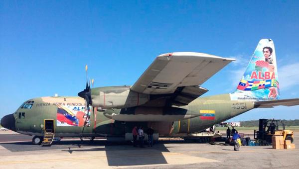 Die C130 Hercules-Maschine der venezolanischen Luftwaffe bringt 12 Tonnen Hilfsgüter für die Bevölkerung im Gaza-Streifen nach Ägypten