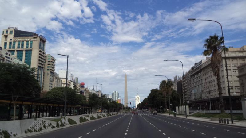 Die ausgestorbene Avenida 9 de Julio in Buenos Aires am Tag des Generalstreiks