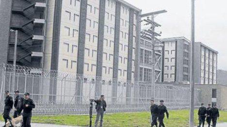 Außenaufnahme des Gefängniskomplexes "Comeb Eron Picota" bei Bogotá