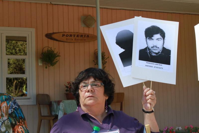 Eine Frau mit dem Bild ihres verschwundenen Angehörigen