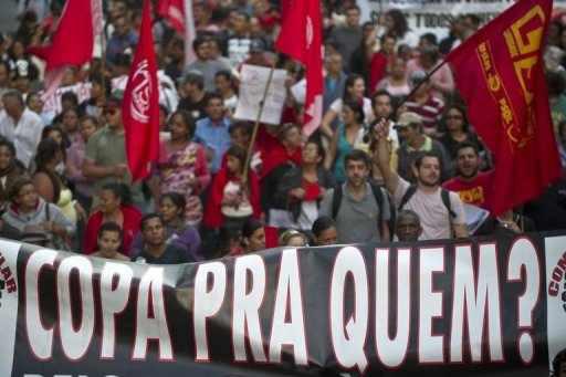 Demonstration gegen die Milliardenausgaben für die FIFA-Weltmeisterschaft der Männer in Brasilien: "WM für wen?"
