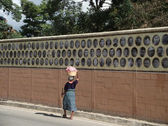 Mauerbild in Rabinal für die Opfer der Massaker des Bürgerkriegs