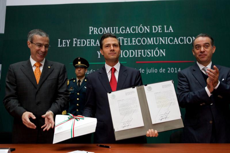 Präsident Enrique Peña Nieto mit seinem Gesetz am 14. Juli im Kongress