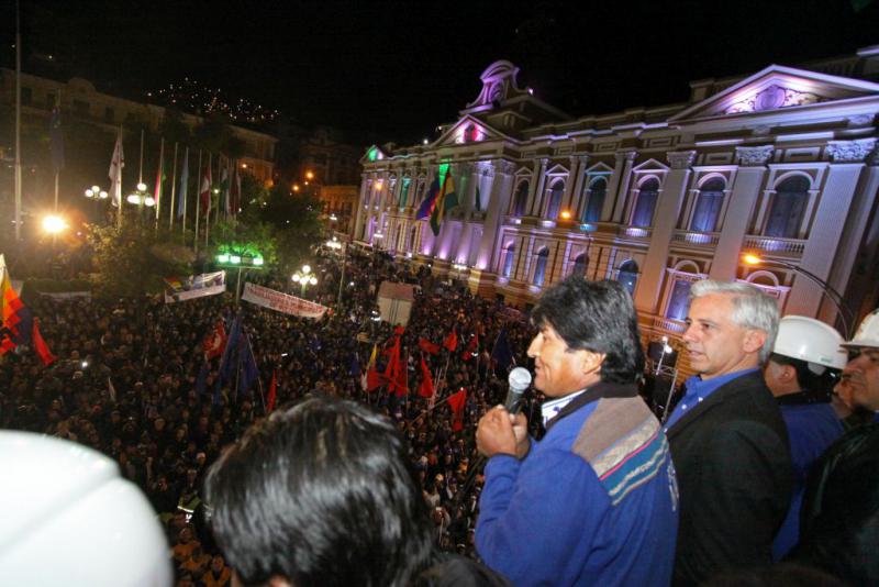 Zehntausende feierten den Wahlsieg von Morales und der MAS auf dem Plaza de Armas in La Paz