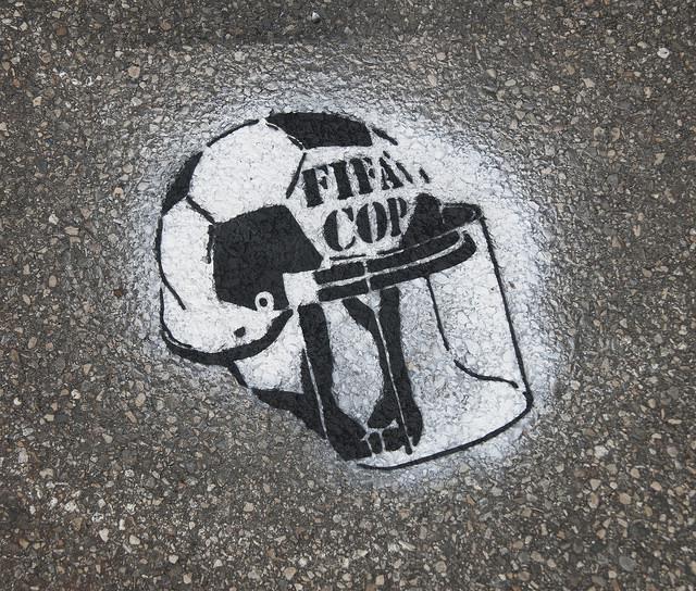 FIFA- und polizeikritisches Graffito in Brasilien
