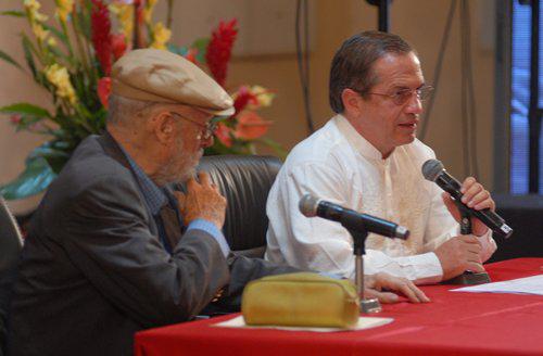 Der kubanische Poet Roberto Retamar und Ecuadors Außenminister Ricardo Patiño