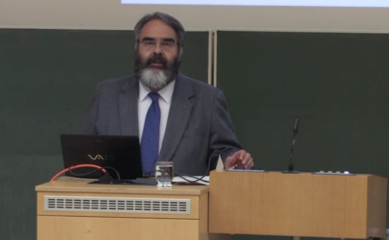 Jorge Jurado, Botschafter der Republik Ecuador, referiert vor Studenten der Eberhard Karls Universität Tübingen (November 2014)