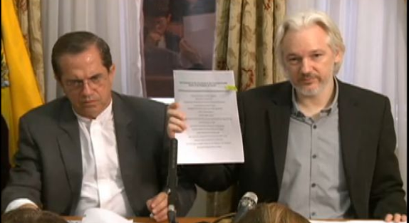 Ecuadors Außenminister Patiño und Julian Assange bei der Pressekonferenz heute in der ecuadorianischen Botschaft in London