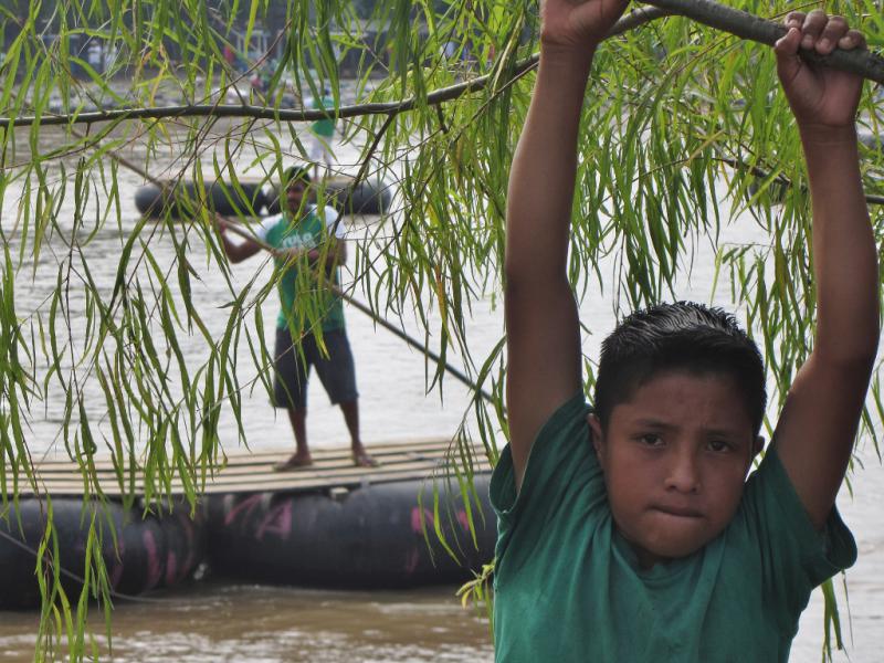 Ein Kind verfolgt den undeklarierten Waren- und Personenverkehr auf dem Suchiate-Fluss zwischen Guatemala und Mexiko