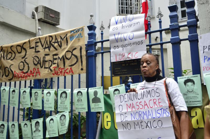 In mehreren lateinamerikanischen Städten gab es Solidaritäts- und Protestaktionen vor den Botschaften Mexikos. So in Brasilien in Rio de Janeiro ...