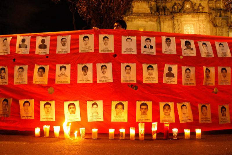 Bilder der verschwundenen Studenten auf einem Transparent in Mexiko-Stadt