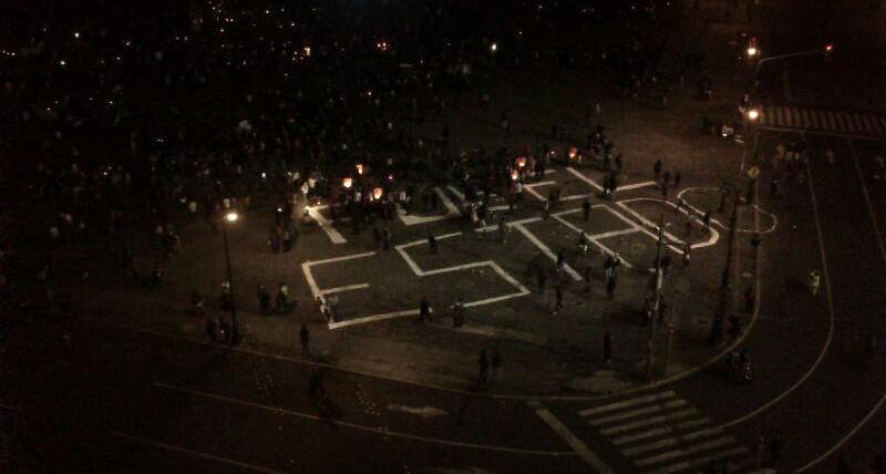 Abschluss der Demonstration. "Es war der Staat" steht auf dem Boden geschrieben