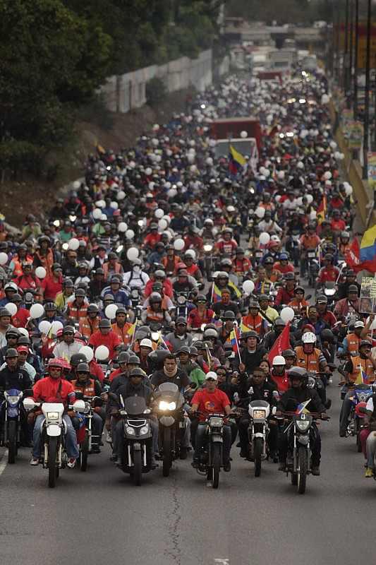Motorisierte chavistische Kollektive auf dem Weg zum Präsidentenpalast, wo ihre Vertreter von Maduro zu Gesprächen empfangen wurden