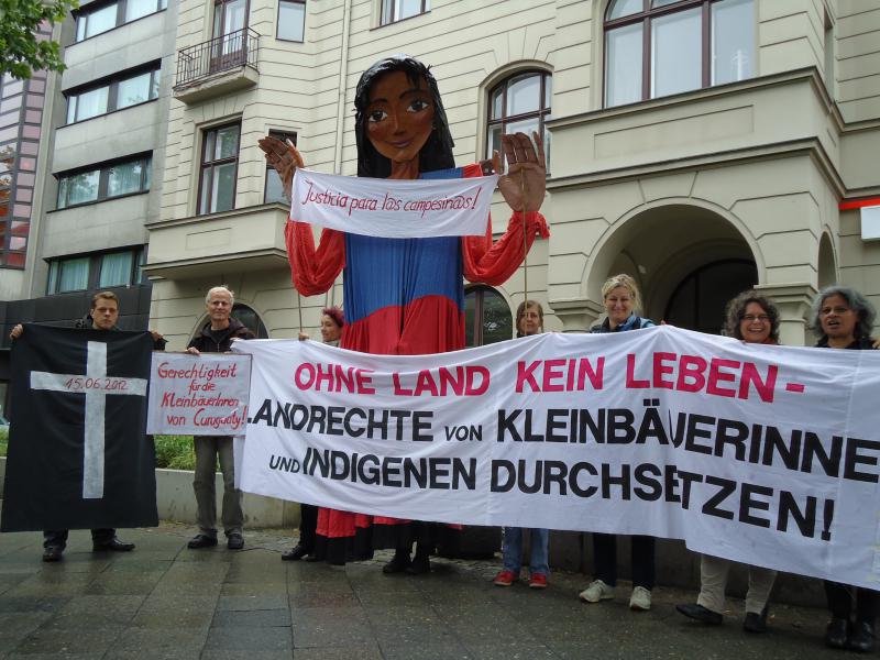 Protest vor der paraguayischen Botschaft in Berlin anlässlich des Gerichtsprozesses zum Fall des Massakers von Curuguaty